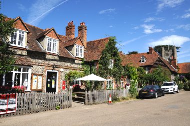 Köy Salonu, postane ve Hambledon, İngiltere'de köy merkezine kafede görünümünü.