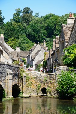 Nehri Bybrook arka, Castle Combe, İngiltere'ye evler ile taş köprü.