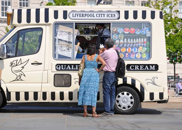 Leute, die Eis in einem Eiswagen am Kai kaufen, leverpool, uk. — Stockfoto