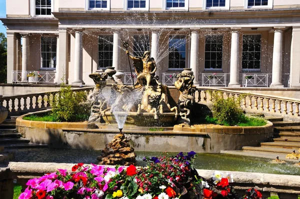 Neptunus fontän utanför de kommunala kontor längs strandpromenaden, Cheltenham, Storbritannien. — Stockfoto