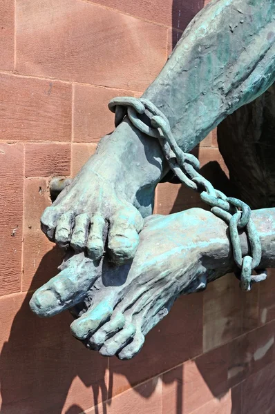 Los pies del Diablo atados en cadenas (Miguel y el Diablo) en la pared de la nueva Catedral, Coventry, Reino Unido . —  Fotos de Stock