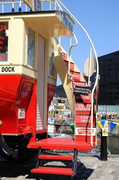 Задние ступеньки винтажного автобуса с паровым двигателем у доков, рекламирующих старомодную продукцию, Ливерпуль, Великобритания . — стоковое фото
