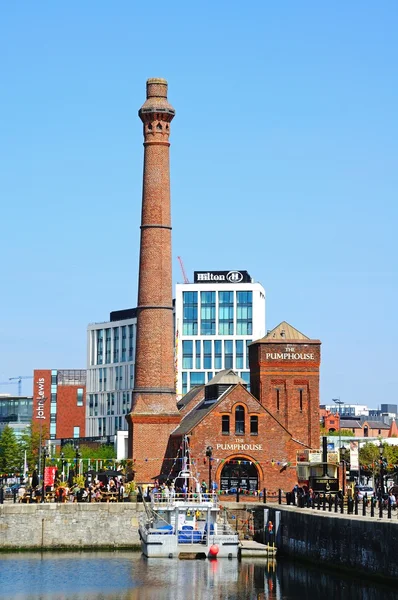 Kilátás a viktoriánus Pumphouse, Albert Dock, Liverpool, Egyesült Királyság. — Stock Fotó