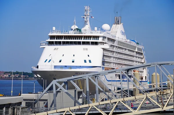 Seven Seas Voyager Cruise Ship en Liverpool Cruise Terminal, Liverpool, Reino Unido . — Foto de Stock