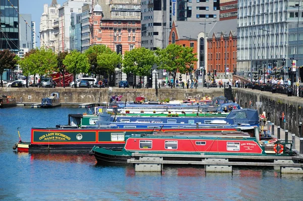 Vista sobre Salthouse Dock em direção aos edifícios da cidade, Liverpool, Reino Unido . — Fotografia de Stock