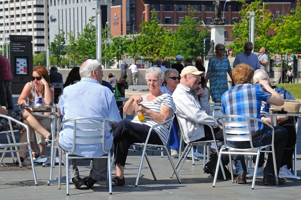 Personas que se relajan en una cafetería al lado de la terminal de ferris en Pier Head, Liverpool, Reino Unido . — Foto de Stock