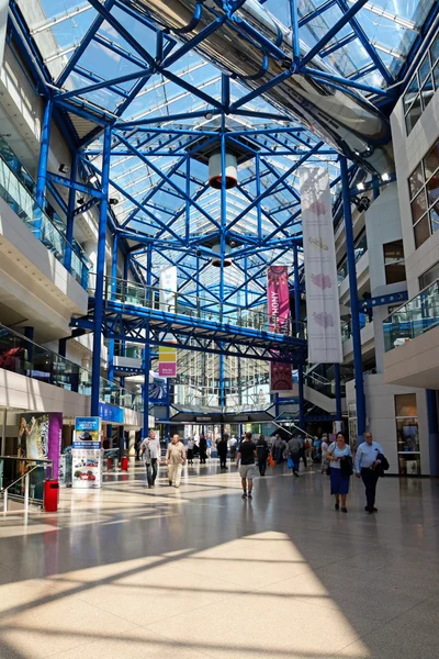 Shoppare gå igenom gallerian International Convention Centre, Birmingham, Storbritannien. — Stockfoto