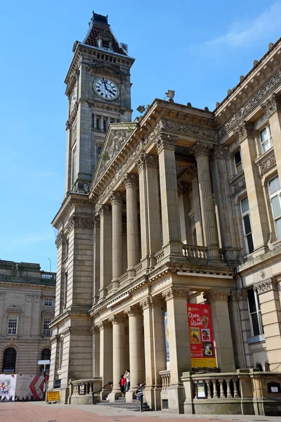 Müze ve Sanat Galerisi görünümü ile Saat Kulesi, Birmingham, İngiltere.