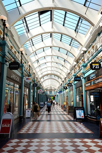 Shoppare promenader genom den Burlington Arcade, Birmingham, Storbritannien. — Stockfoto