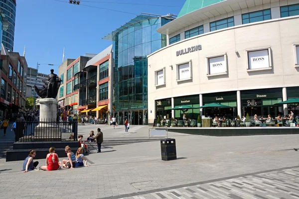 Människor njuter av sommarvärmen på Bull Ring shoppingområdet, Birmingham, Storbritannien. — Stockfoto