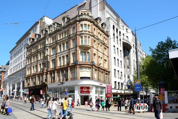 Lidí, kteří jdou kolem centra města na křižovatce ulic New Street a Corporation Street, Birmingham, Velká Británie. — Stock fotografie
