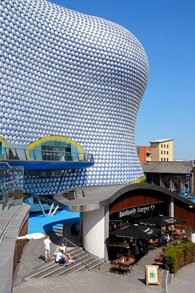 Vista do edifício Selfridges no Bullring com pessoas desfrutando do sol, Birmingham, Reino Unido . — Fotografia de Stock