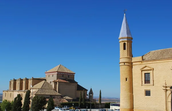 L'Université d'Osuna avec l'église Santa Maria à gauche, Osuna, Espagne . — Photo