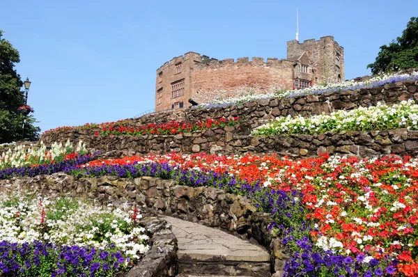 Vista de los jardines del castillo con el castillo normando en la parte trasera, Tamworth, Reino Unido . — Foto de Stock