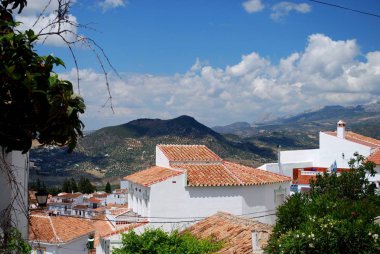 Köy rooftops dağlar, Periana, İspanya doğru üzerinde göster.