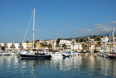 Yatlar görünümünü arka Caleta de Velez, İspanya için şehir binaları ile limanında demirlemiş.