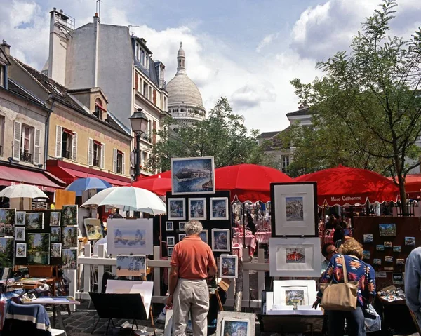 Stánky s obrazy v Place du Tertre s Sacre Coeur dozadu, Paříž. — Stock fotografie