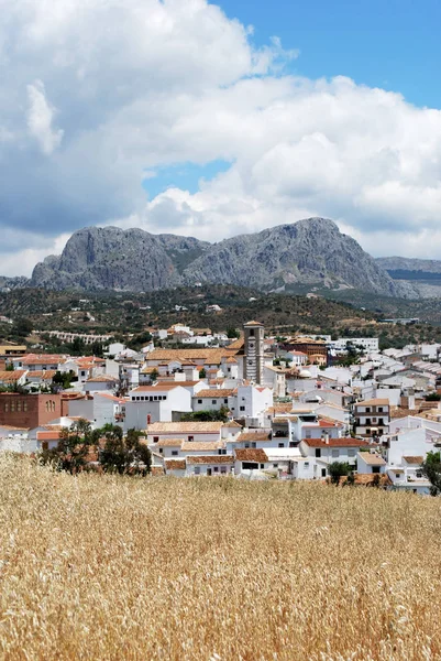 Vista de los tejados de la ciudad hacia las montañas, Rio Gordo, España . — Foto de Stock