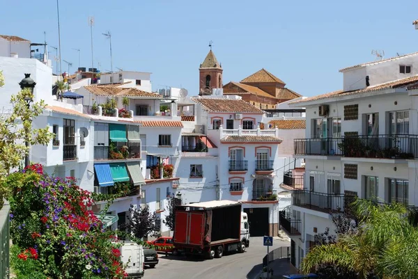 Vista a lo largo de la calle comercial principal con la iglesia en la parte trasera, Torrox, España . —  Fotos de Stock