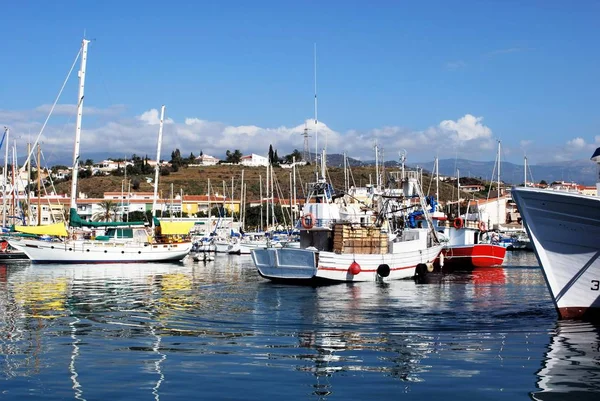 Zobacz rybackie łodzie i jachty w porcie, Caleta de Velez, Hiszpania. — Zdjęcie stockowe
