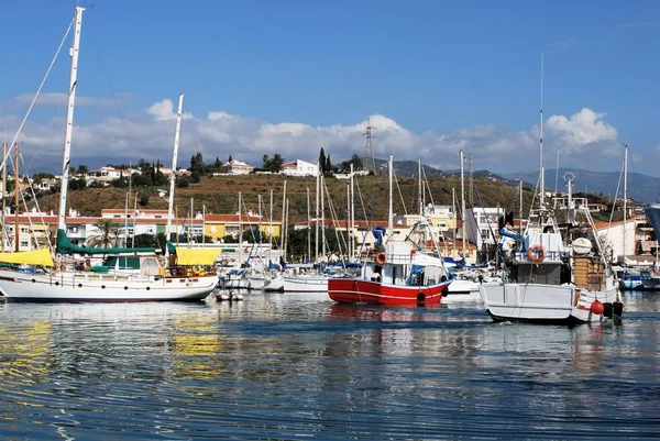 Zobacz rybackie łodzie i jachty w porcie, Caleta de Velez, Hiszpania. — Zdjęcie stockowe