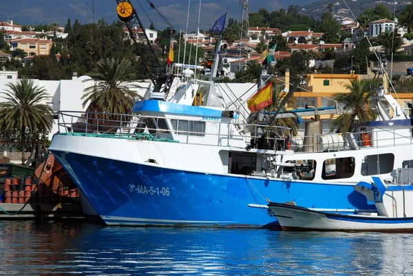 Arrastrero de pesca azul amarrado en el puerto de Caleta de Vélez, España . — Foto de Stock
