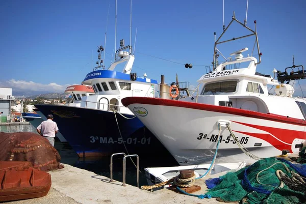 Arrastreros de pesca amarrados junto al muelle en el puerto, Caleta de Vélez, España . — Foto de Stock