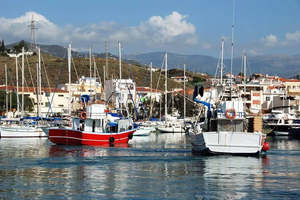 Pohled na rybářské čluny a jachty kotvící v přístavu s budovami města dozadu, Caleta de Velez, Španělsko. — Stock fotografie