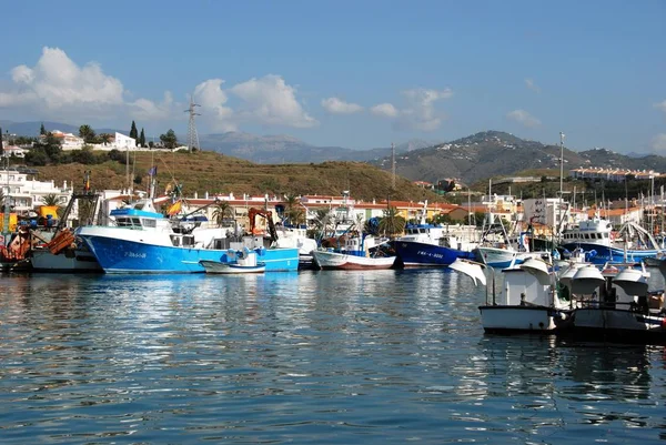 Zobacz rybackie łodzie i jachty zacumowane w porcie z budynków miasta do tyłu, Caleta de Velez, Hiszpania. — Zdjęcie stockowe
