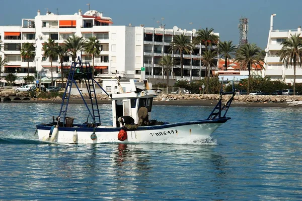 Barco de pesca tradicional con apartamentos en la parte trasera, Caleta de Vélez, España . — Foto de Stock