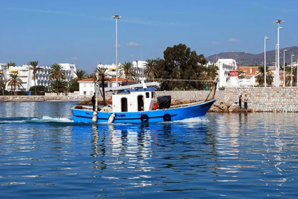 Традиционная рыболовная лодка с апартаментами сзади, Калета-де-Велес, Испания . — стоковое фото