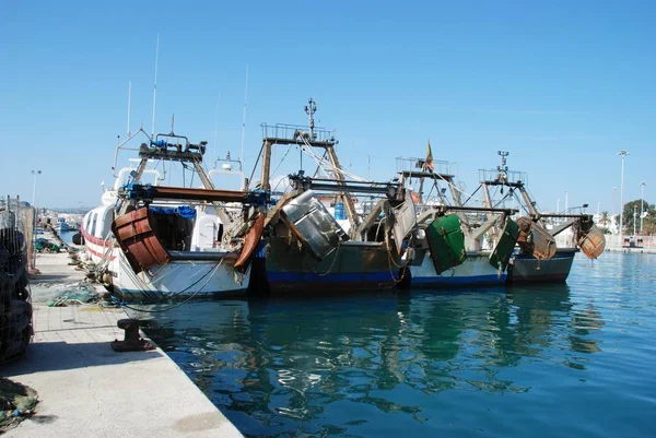 Arrastreros de pesca amarrados junto al muelle en el puerto, Caleta de Vélez, España . — Foto de Stock