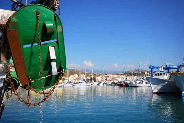 Parte trasera de un arrastrero de pesca con yates amarrados en la parte trasera, Caleta de Vélez, España . — Foto de Stock