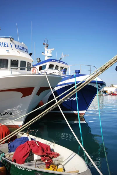 Arrastreros de pesca amarrados en el puerto, Caleta de Vélez, España . — Foto de Stock