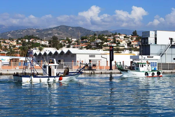 Bateaux de pêche traditionnels entrant dans le port avec des bâtiments à l'arrière, Caleta de Velez, Espagne . — Photo