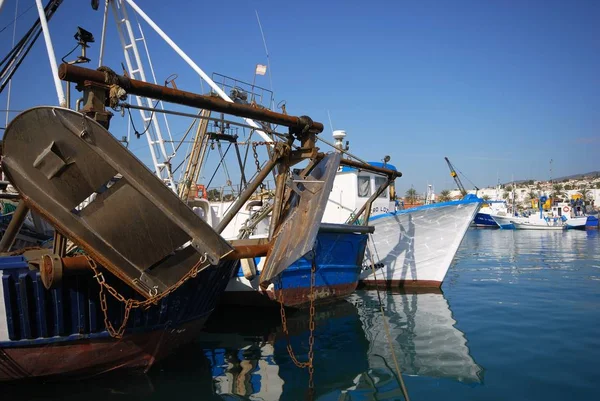 Arrastreros de pesca amarrados en el puerto, Caleta de Vélez, España . — Foto de Stock