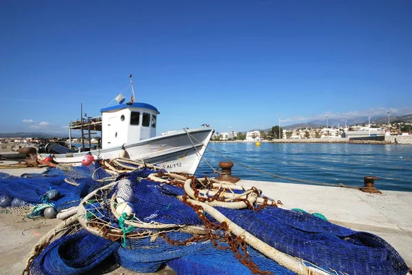 Barco de pesca tradicional en el puerto con redes de pesca en primer plano, Caleta de Vélez, España . — Foto de Stock