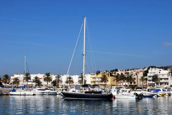 Yachts in the marina with town buildings to the rear, Caleta de Velez, Spain. — Stock Photo, Image