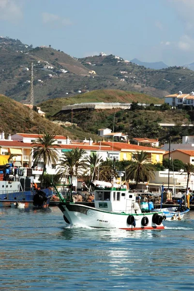Barche da pesca tradizionali nel porto con edifici cittadini sul retro, Caleta de Velez, Spagna . — Foto Stock