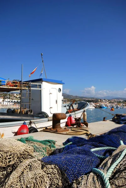 Arrastrero de pesca en el puerto con redes de pesca en el muelle, Caleta de Vélez, España . — Foto de Stock