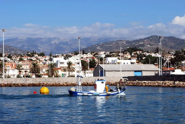Традиционное рыболовное судно, заходящее в гавань, Калета-де-Велес, Испания . — стоковое фото