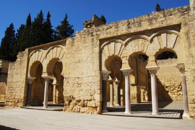 Görünümü üst bazilika binasının kemerli, sütunlu, Medine Azahara, İspanya.
