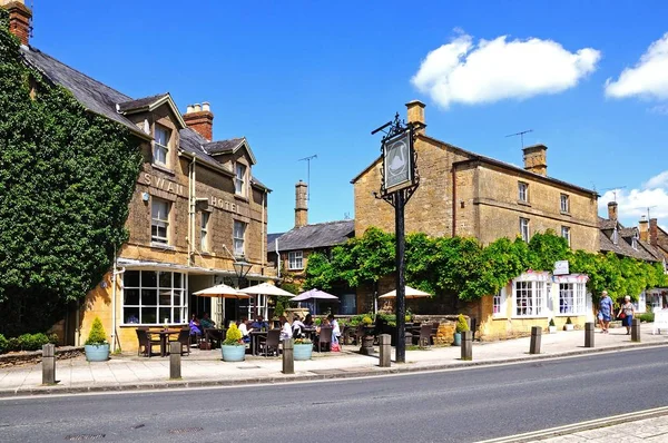 Straßencafé vor dem Schwanenhotel entlang der High Street, Broadway, UK. — Stockfoto