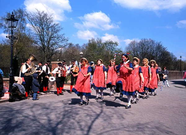 Bailarines Morris con bastones y una banda de música en Blists Hill Victorian Town, Madeley, Telford, Reino Unido . — Foto de Stock
