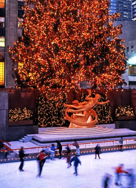Buz pateni pisti ve Noel, New York, ABD Rockefeller Plaza'da Prometheus heykeli.