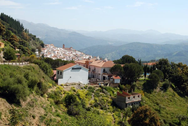 Vista da cidade e do campo circundante, Algatocin, Espanha . — Fotografia de Stock