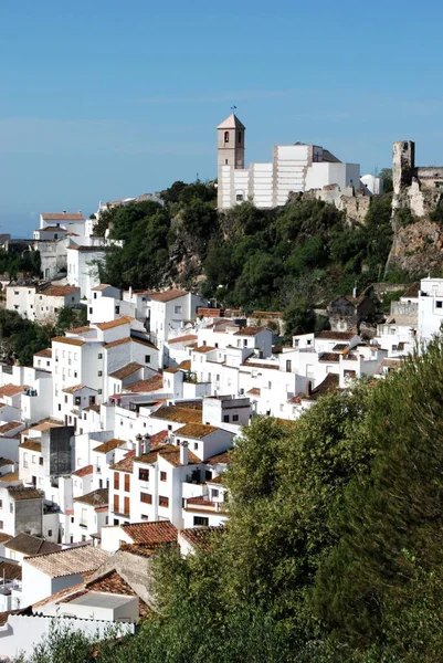 Blick auf die Stadt und Kirche, casares, spanien. — Stockfoto