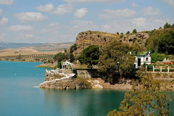 View of the lake and surrounding countryside (Embalse del Guadalhorce), near Ardales, Spain. — Stock Photo, Image