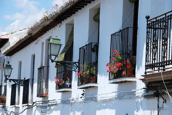 Traditionele Spaanse herenhuizen met balkons district Albaicin, Granada, Spanje. — Stockfoto