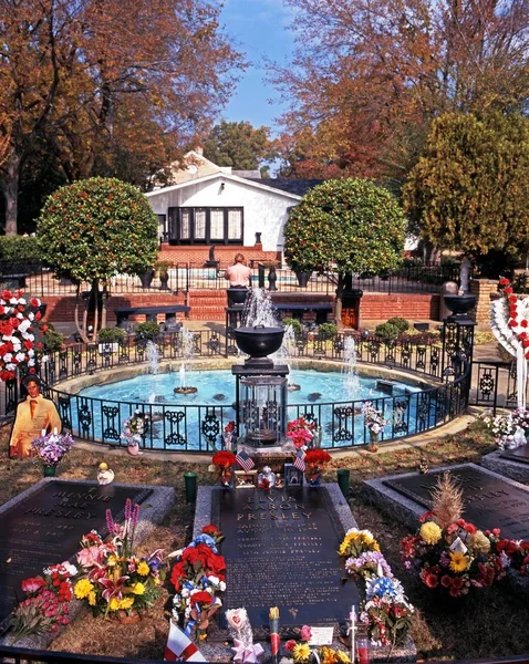 Elvis Presleys grav i hågkomst trädgården på Graceland, den Elvis Presleys hem, Memphis, Usa. — Stockfoto